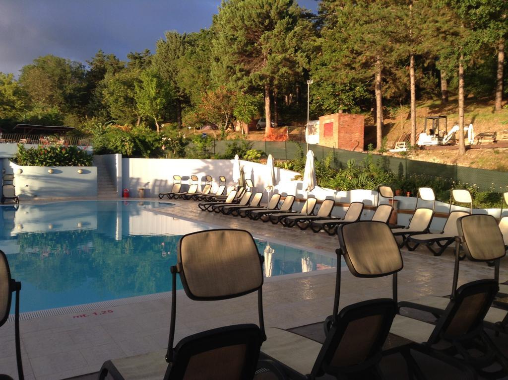 Camping Pineta Hotel Urbino Exterior foto